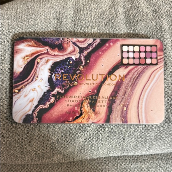 Revolution Forever Flawless Allure Eyeshadow Palette - Picture 1 of 3